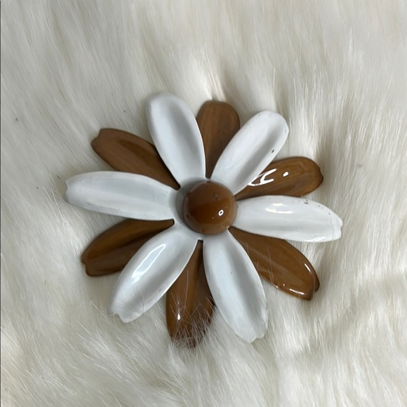 Vintage Jewelry - Vintage enamel Brown and White Flower Brooch